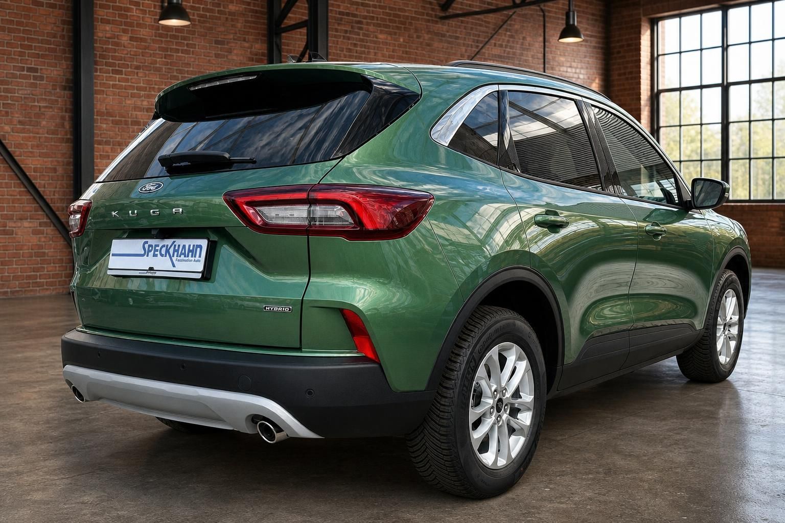 Ford Kuga Hybrid grün Heckansicht im Showroom – SUV mit LED-Rückleuchten und Hybrid-Emblem