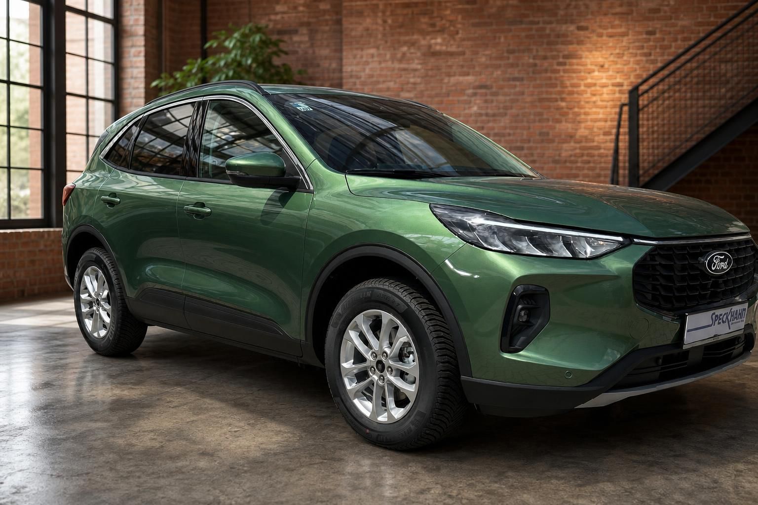 Ford Kuga SUV grün metallic – Seitenansicht schräg vorne, Autohaus Speckhahn