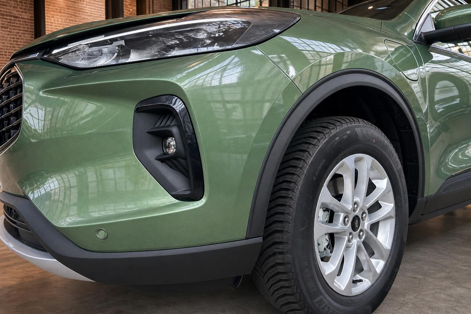 Ford Kuga Hybrid grün Frontpartie Detailansicht – Nebelscheinwerfer, Scheinwerfer und Felge