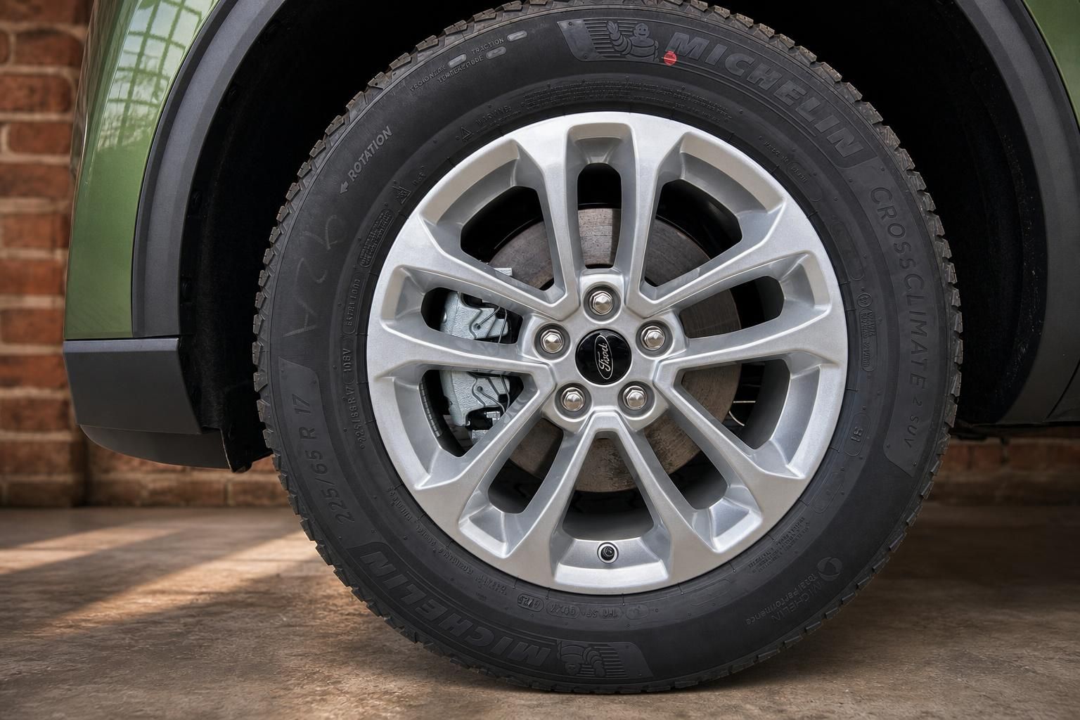 Ford Kuga Alufelge 17 Zoll mit Michelin CrossClimate SUV Reifen – Detailansicht