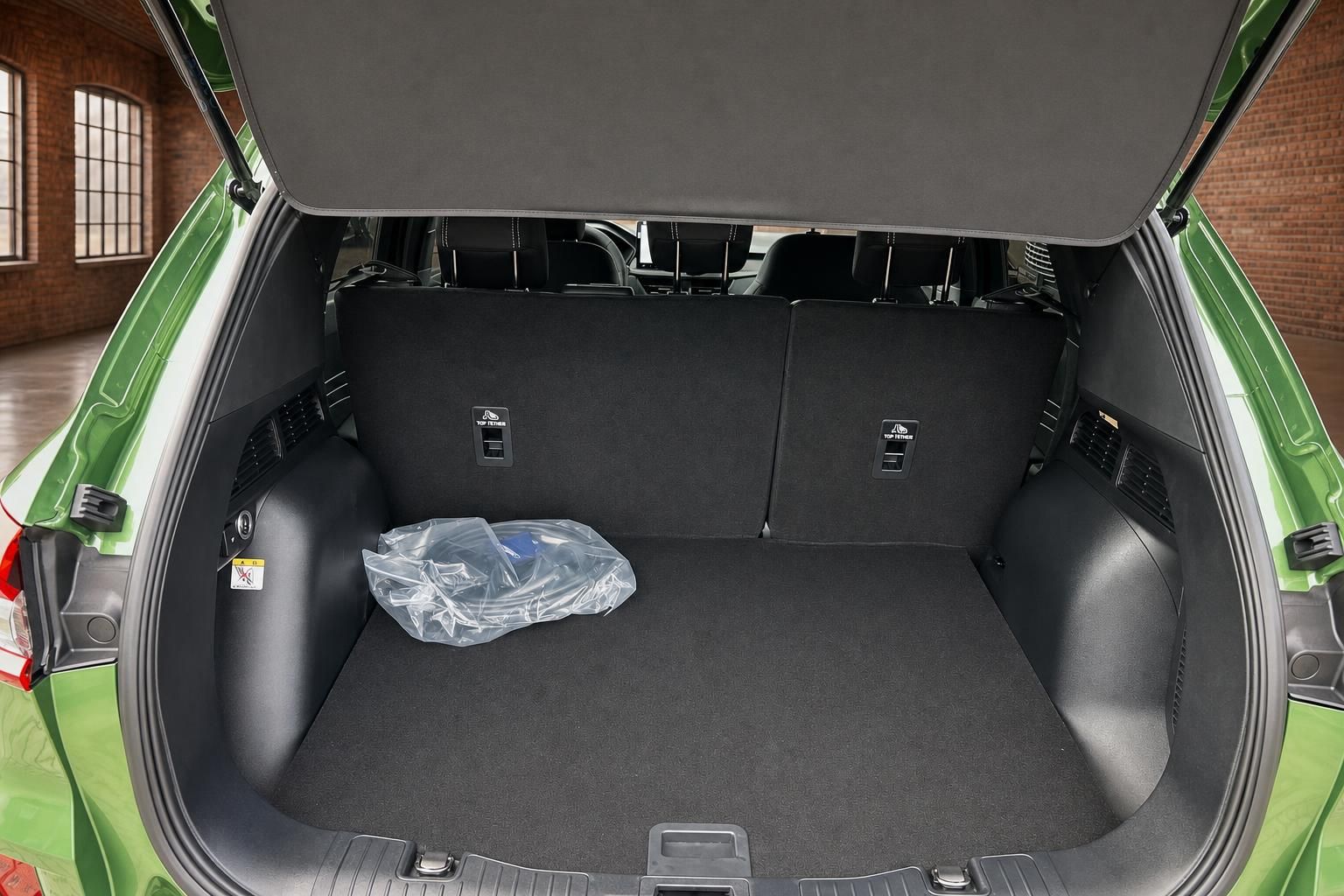 Ford Kuga Hybrid Kofferraum geöffnet – geräumiger Laderaum in grünem SUV