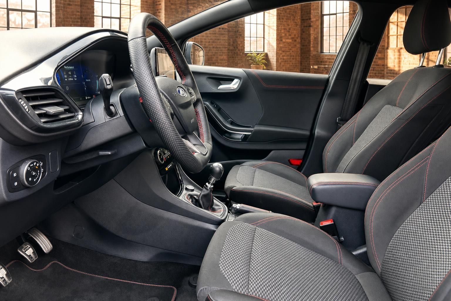 Ford Fiesta Vordersitze und Cockpit mit Schaltgetriebe im Detail