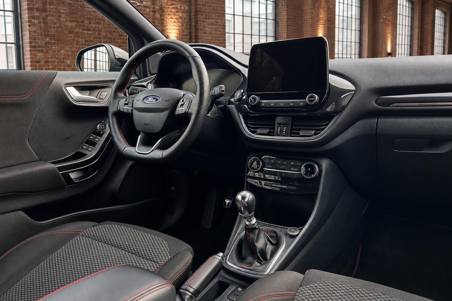 Ford Fiesta Innenraum: Cockpit mit Lenkrad und Touchscreen-Display