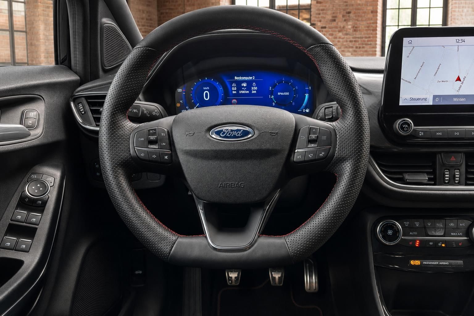 Ford Fiesta Lenkrad mit Digitaltacho und Navigationssystem im Detail