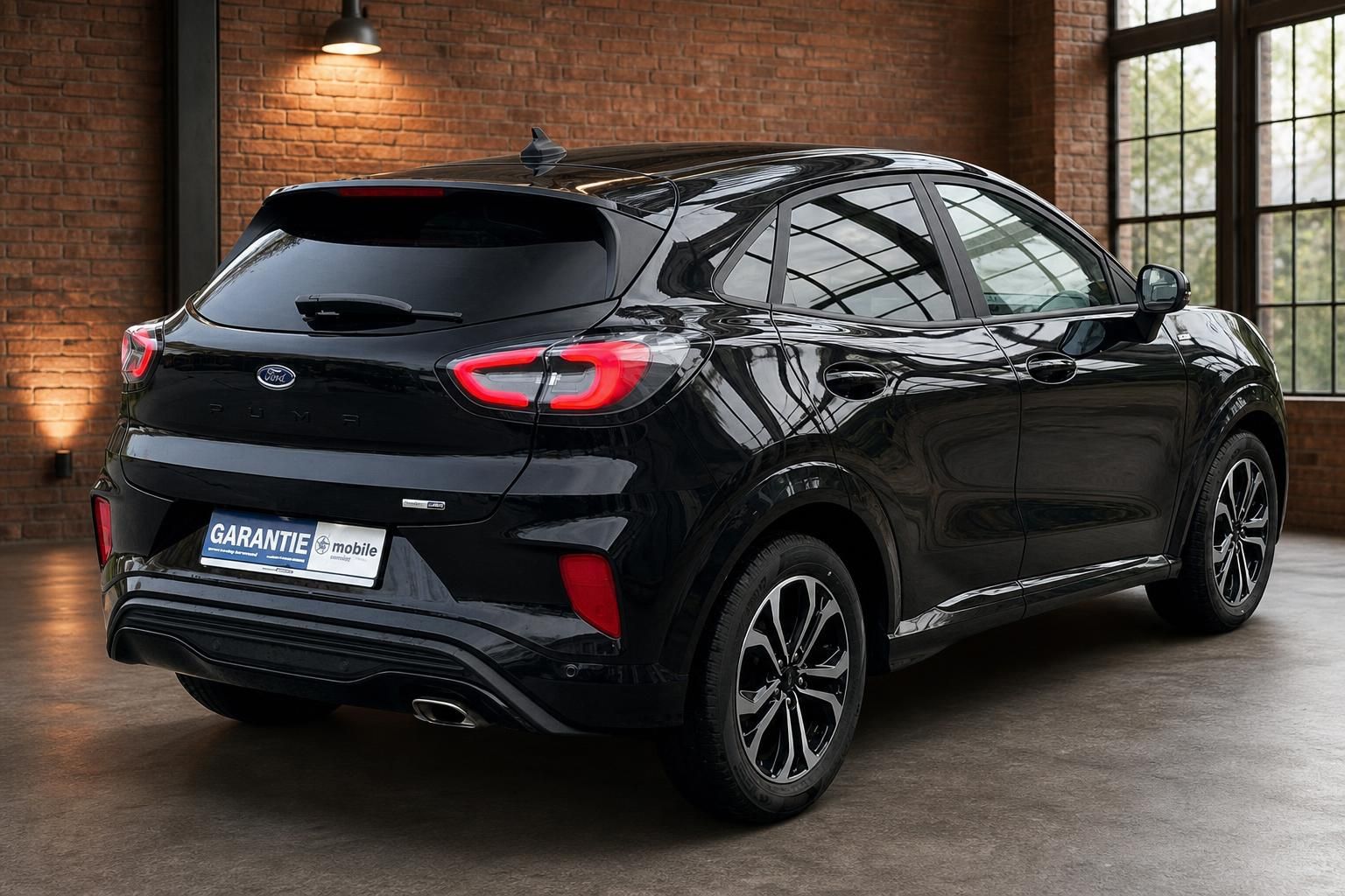 Ford Puma schwarz Heck-Seitenansicht mit Panorama-Fenstern im Hintergrund