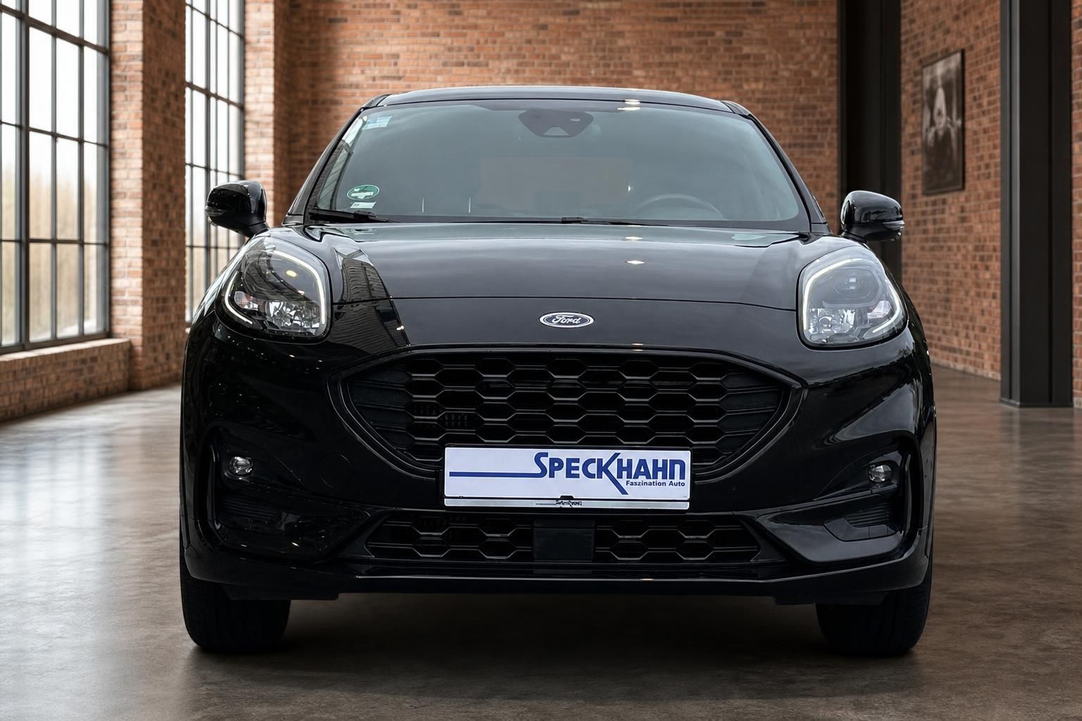 Ford Puma schwarz Frontansicht in moderner Halle