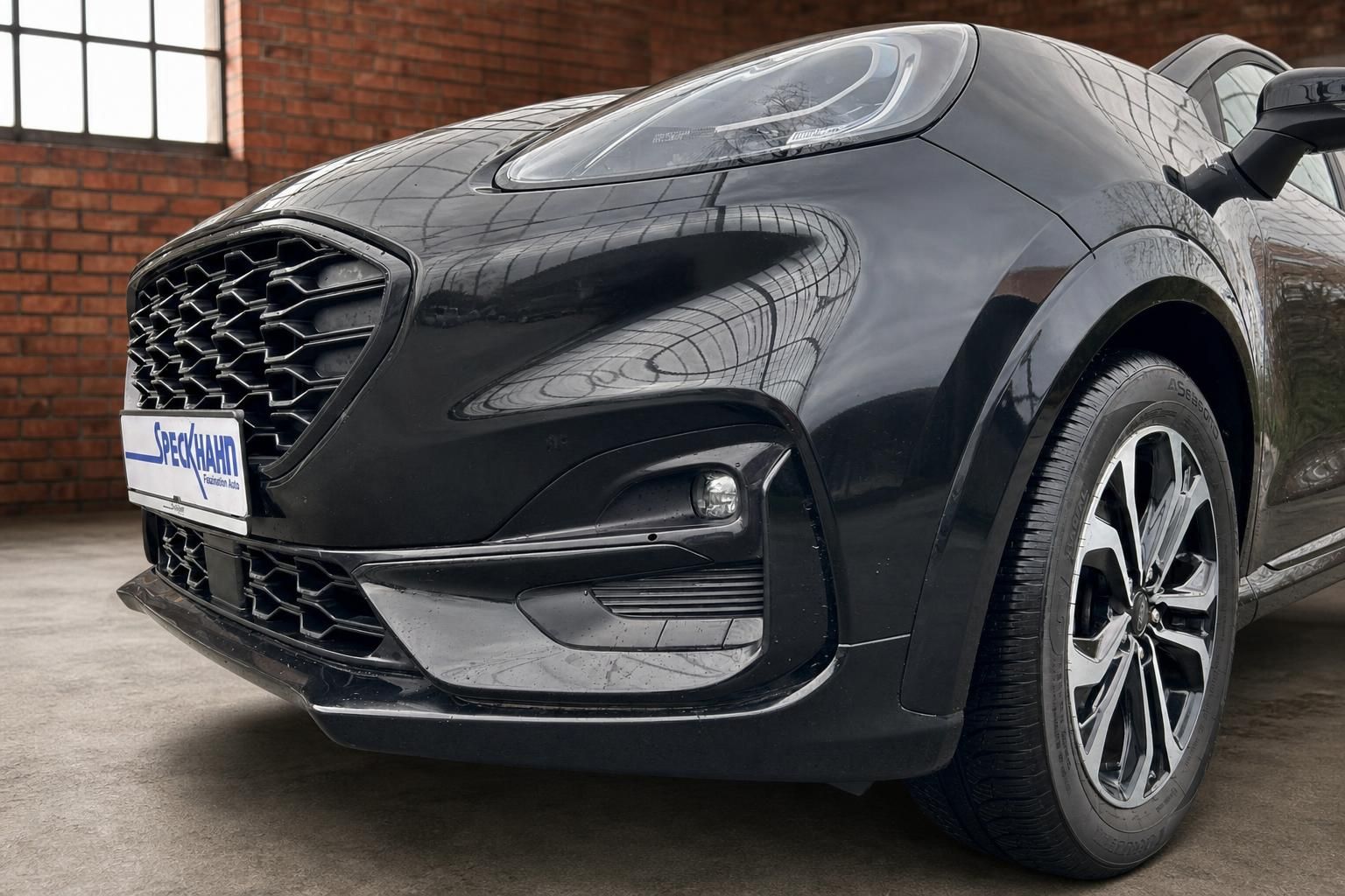 Ford Puma schwarz Frontstoßstange und Scheinwerfer Detail