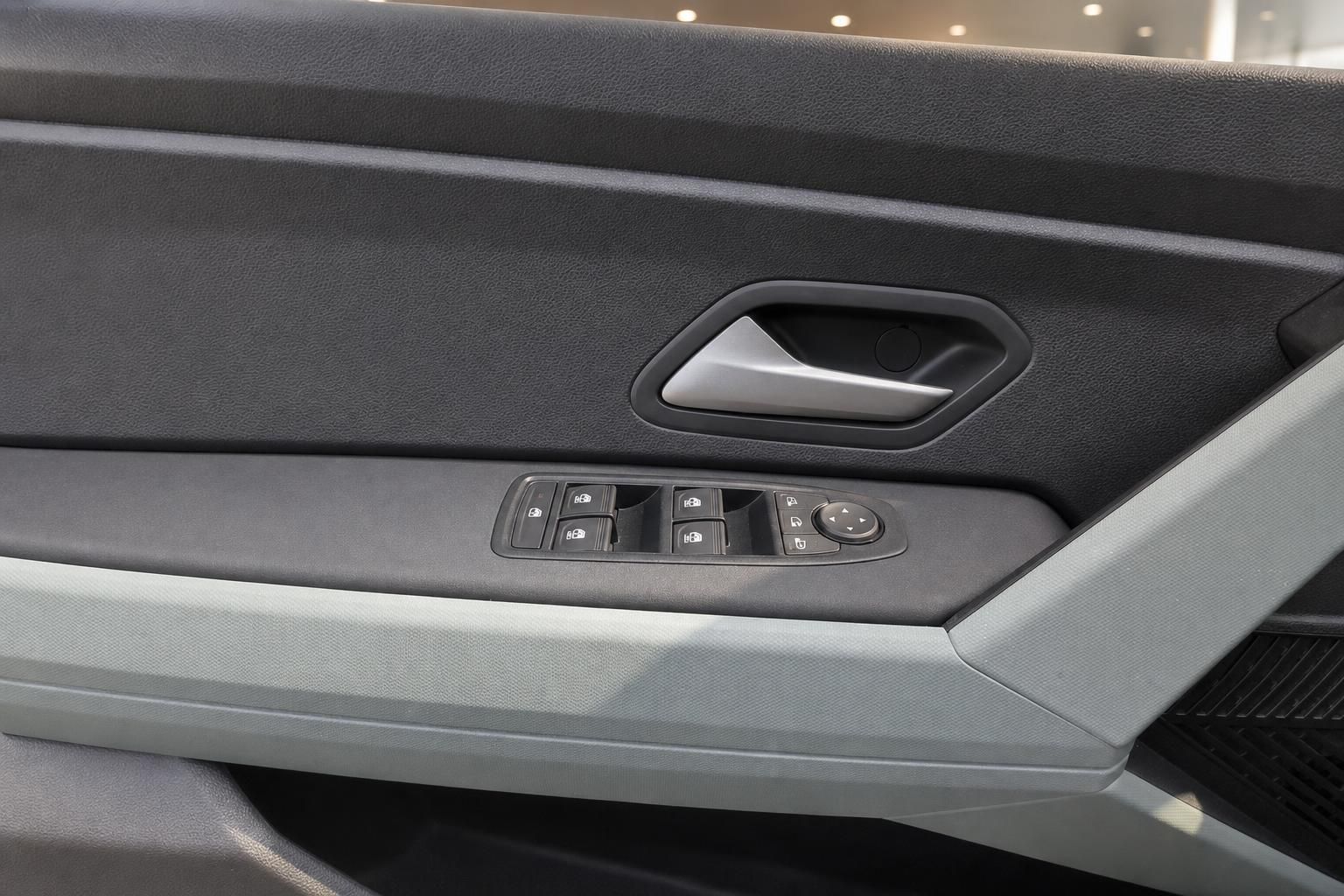 Auto Türverkleidung mit Fensterheber-Bedienfeld und Türgriff in grauem Design
