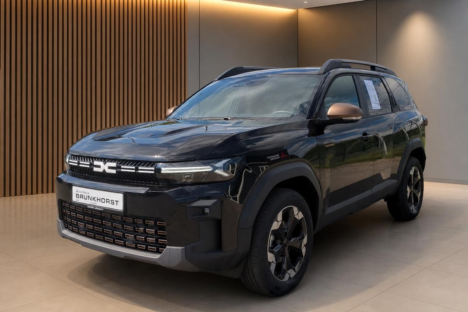 Dacia Bigster SUV in Schwarz - Seitenansicht im Autohaus Brunkhorst Showroom