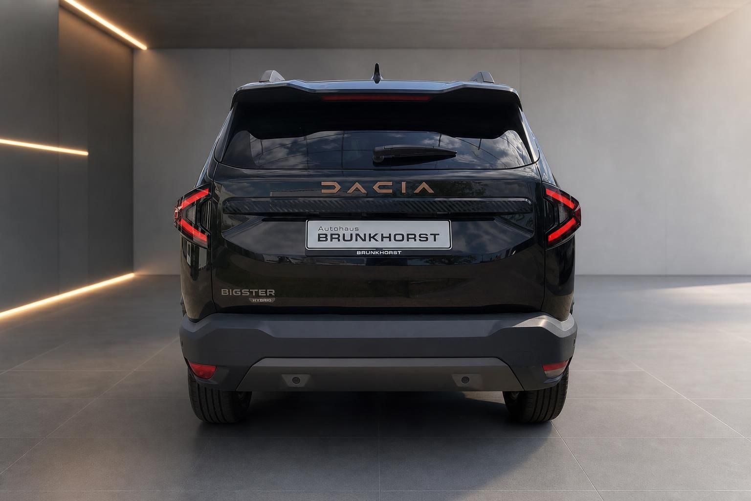 Dacia Bigster SUV in Schwarz - Heckansicht mit LED-Rücklichtern im Autohaus Brunkhorst