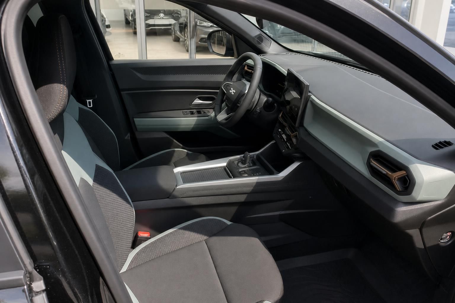 Fahrzeug Innenraum mit modernem Cockpit, Lenkrad und Armaturenbrett in grauer Ausstattung