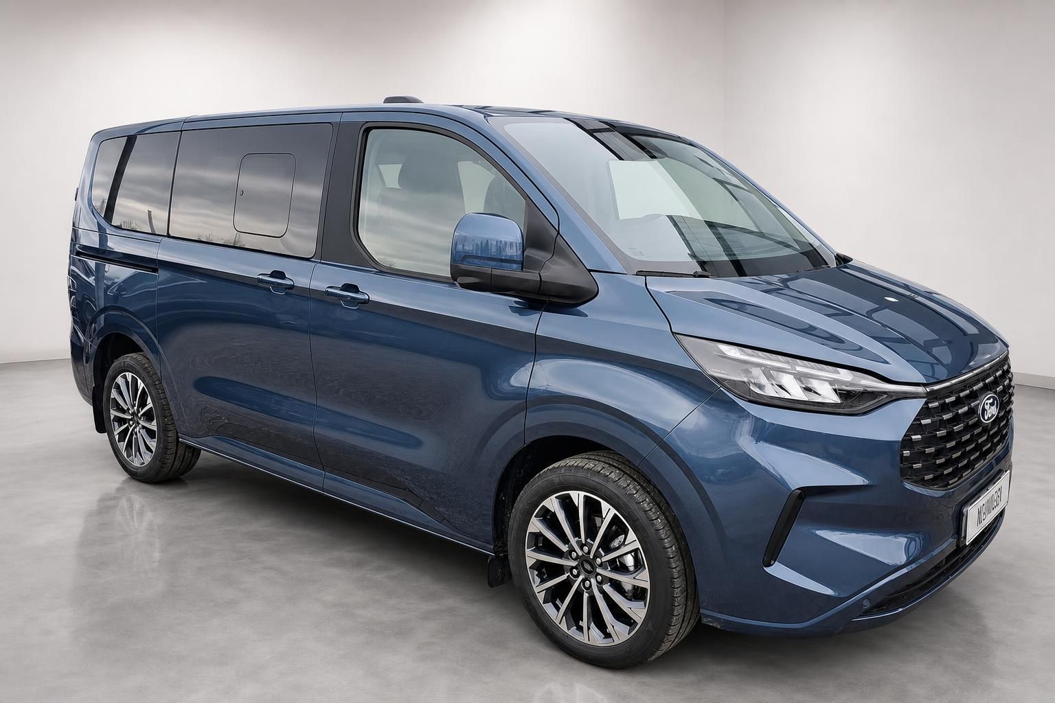 Ford Tourneo Custom blau, Frontansicht schraeg im Studio