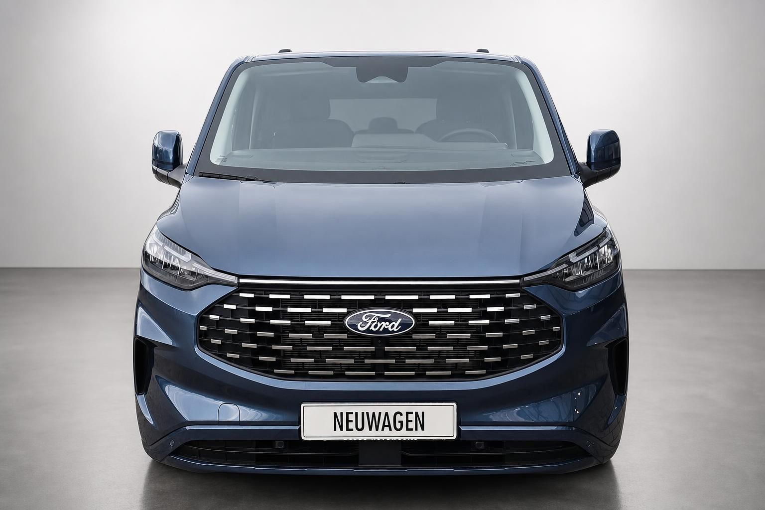 Ford Tourneo Custom blau, direkte Frontansicht im Studio