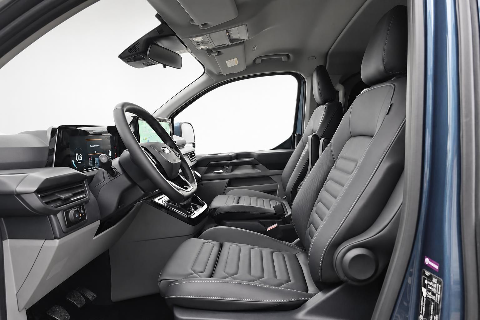 Innenraum Ford Transit mit schwarzen Ledersitzen und Cockpit