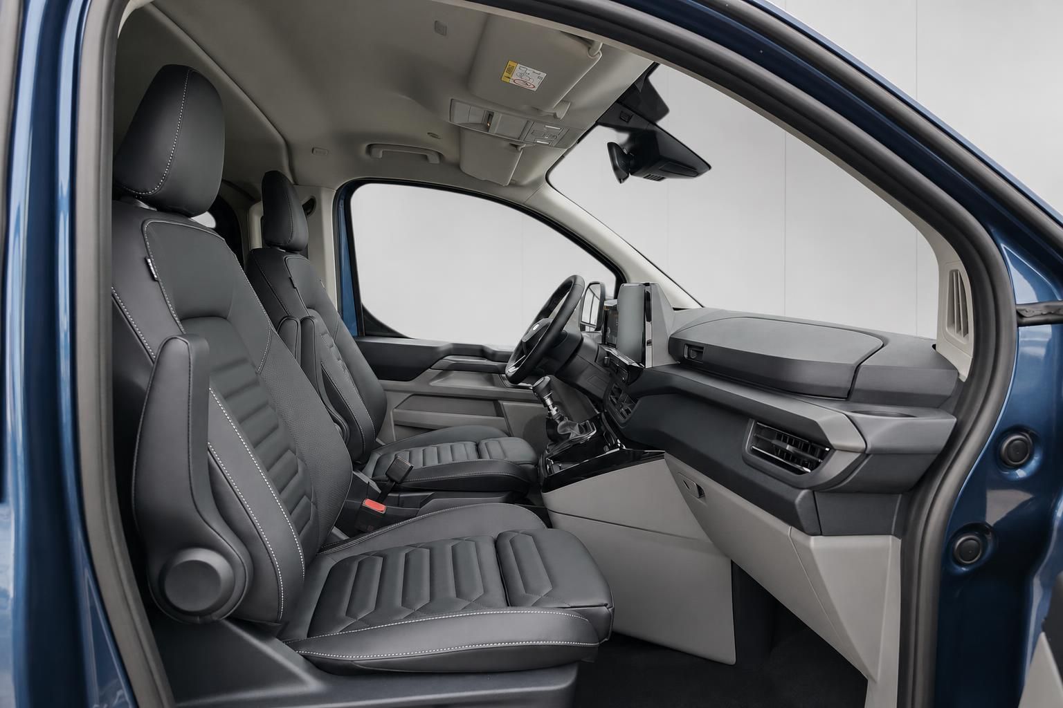 Fahrersitz und Armaturenbrett im Ford Transit Innenraum