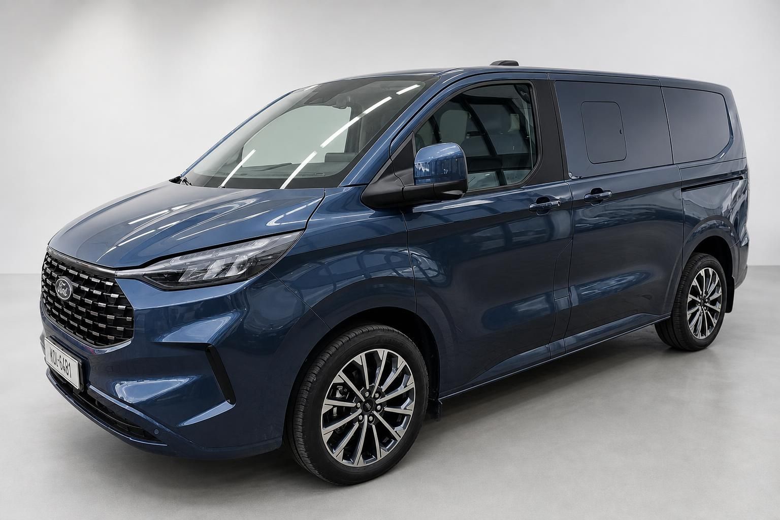 Ford Tourneo Custom dunkelblau Frontansicht schraeg Van
