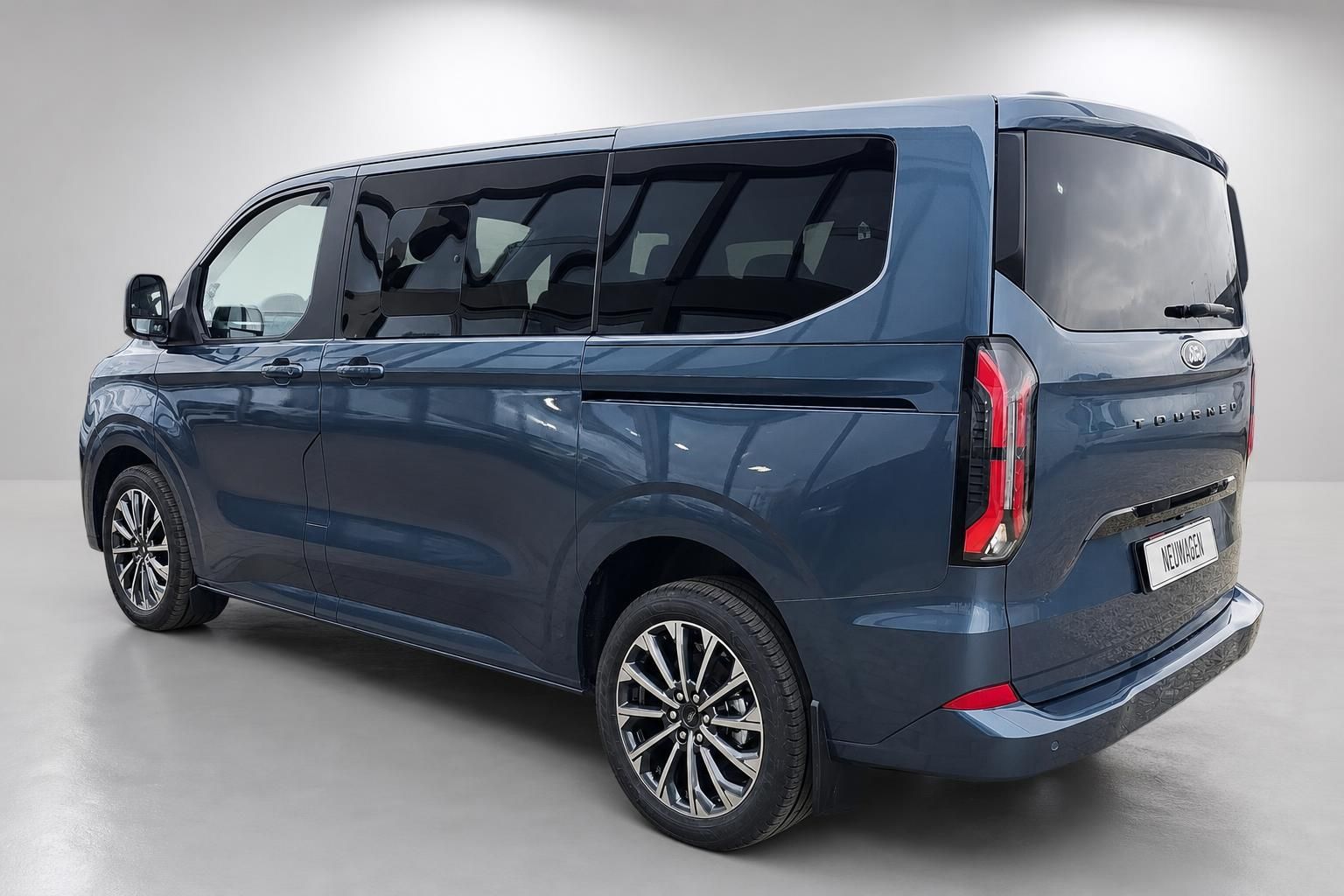 Ford Tourneo Custom blau Heckansicht schraeg Van