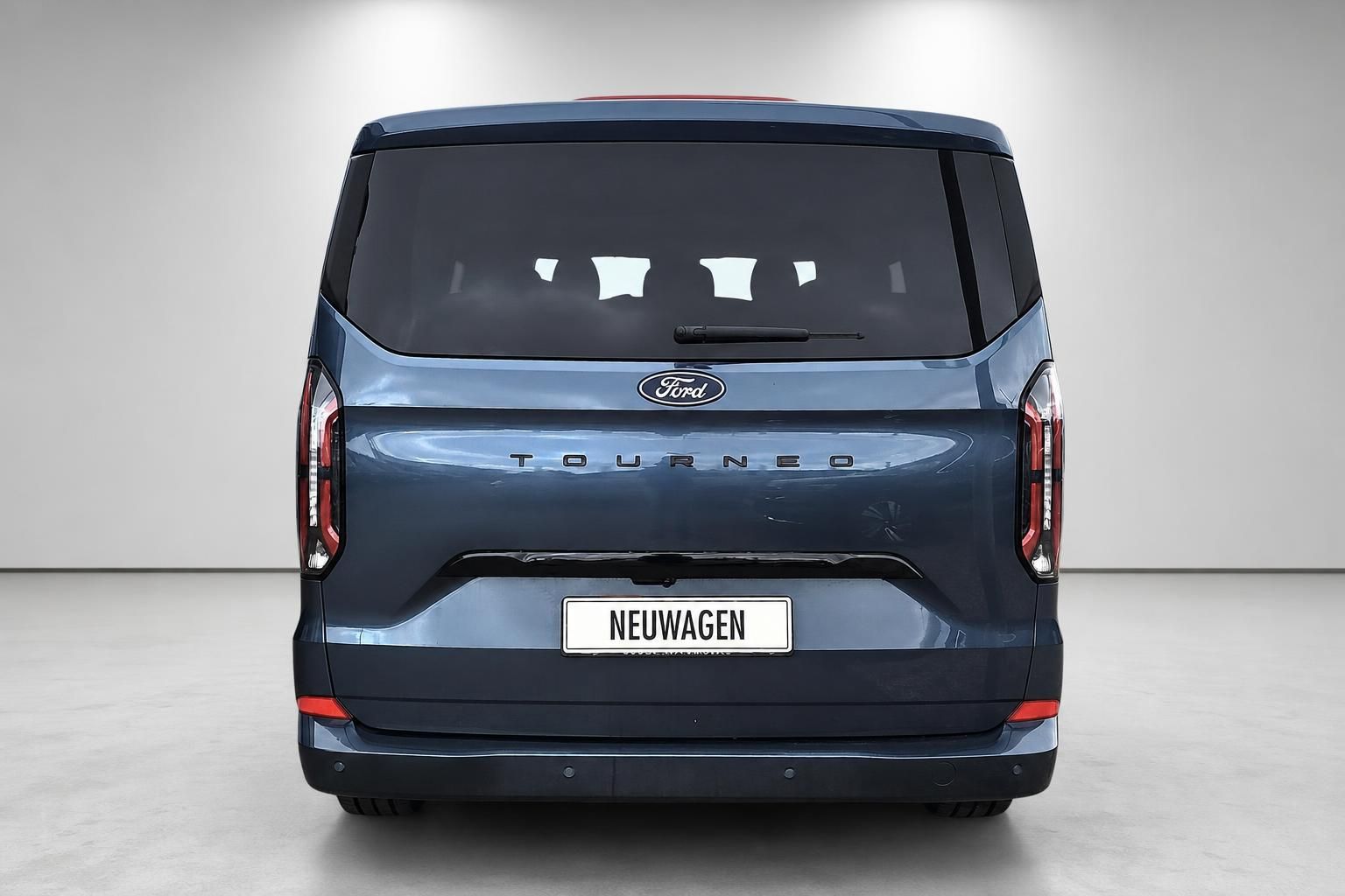 Ford Tourneo Custom blau Heckansicht Studioaufnahme