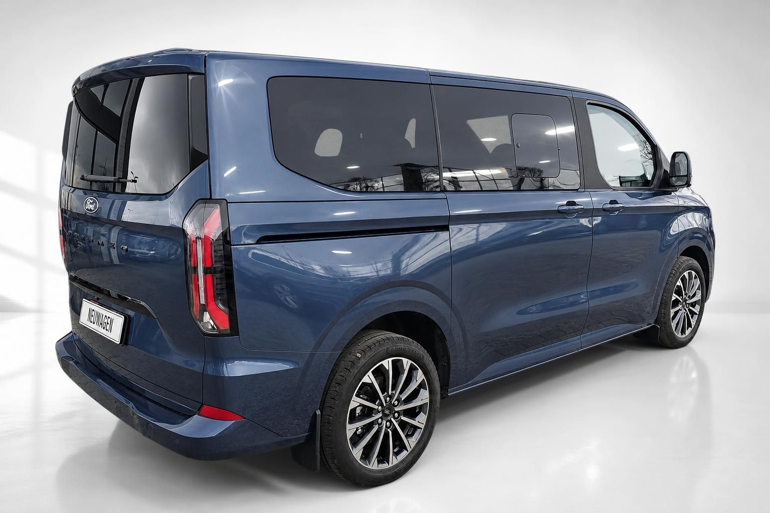 Ford Tourneo Custom blau, Heckansicht schraeg im Studio
