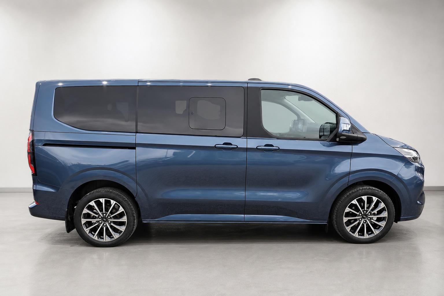 Ford Tourneo Custom blau, Seitenansicht im Fotostudio