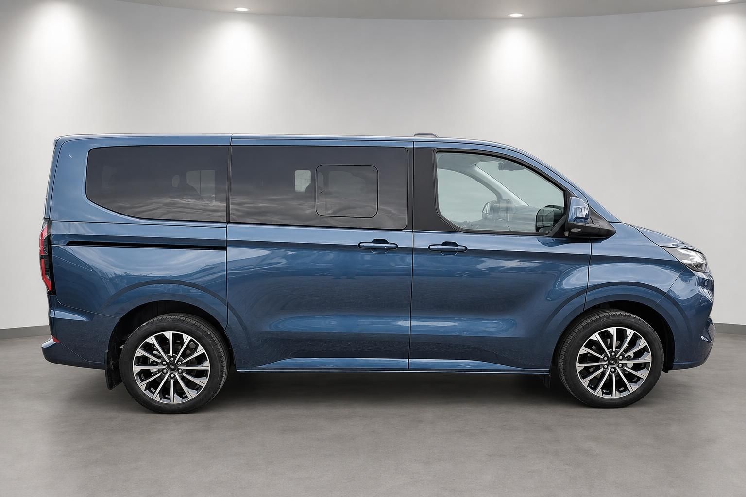 Ford Tourneo Custom blau, Seitenansicht im Showroom