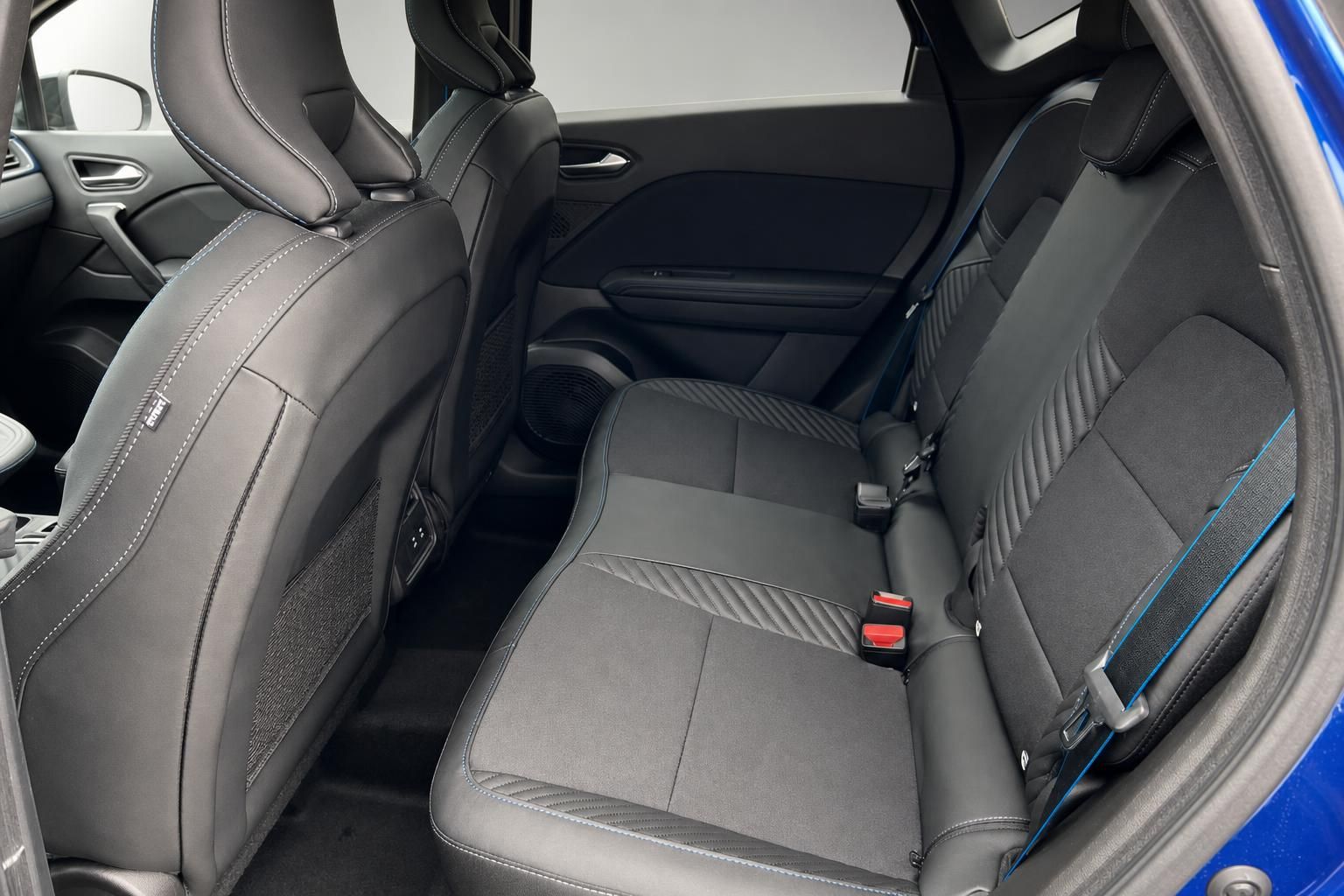 Fahrzeug Rücksitze mit grauer Polsterung und blauen Ziernähten im modernen Auto Innenraum
