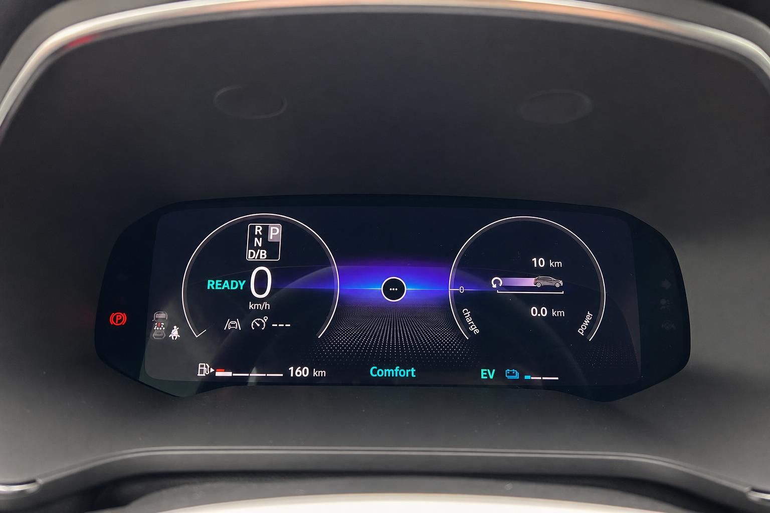 Digitales Armaturenbrett mit Komfortmodus und Elektrofahrzeug-Anzeige im modernen Auto