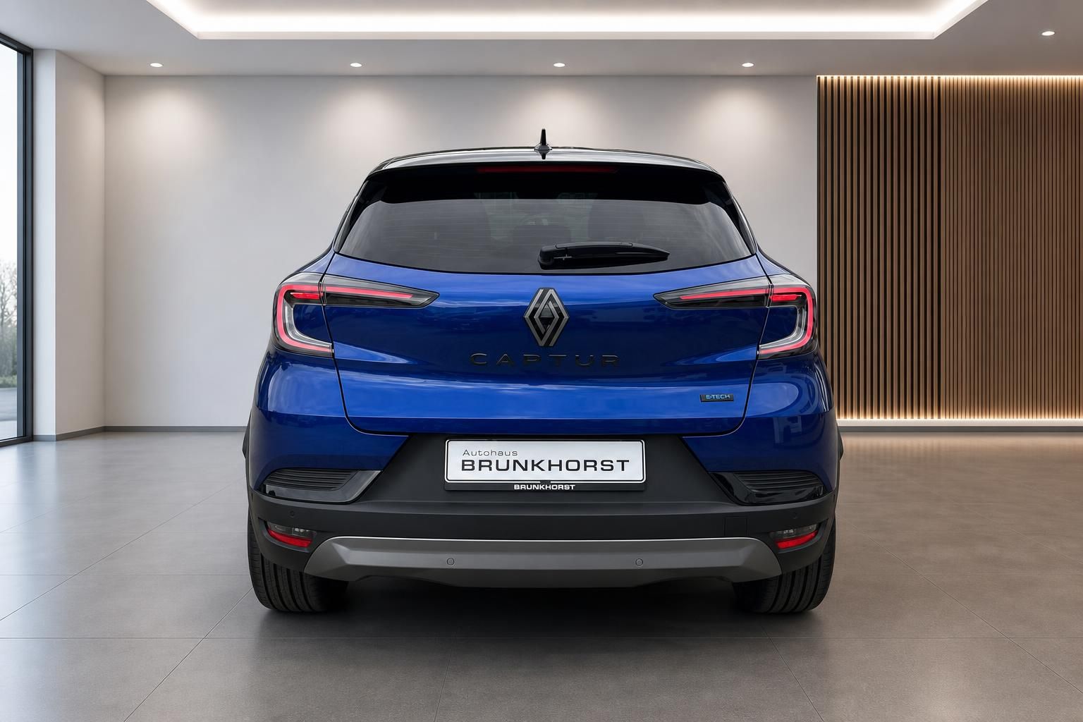 Renault Captur E-TECH blau Heckansicht mit schwarzem Dach im Autohaus Brunkhorst Showroom