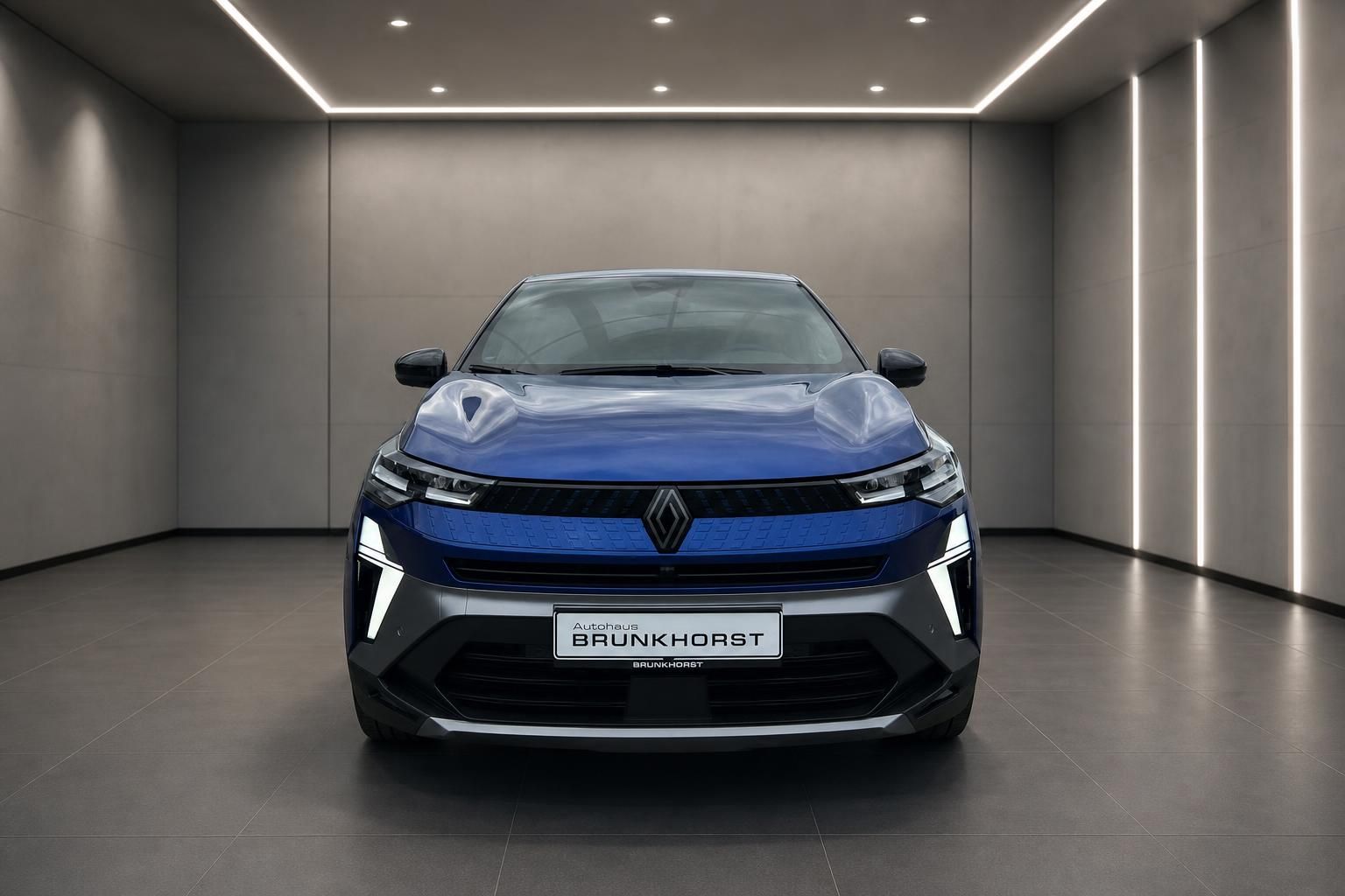 Renault Captur E-TECH blau Frontansicht mit LED-Scheinwerfern im Autohaus Brunkhorst Showroom