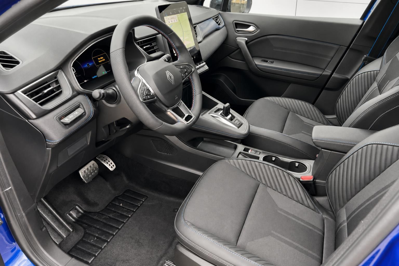 Renault Captur E-TECH Innenraum grau mit Touchscreen Display und Sportsitzen Fahrerperspektive