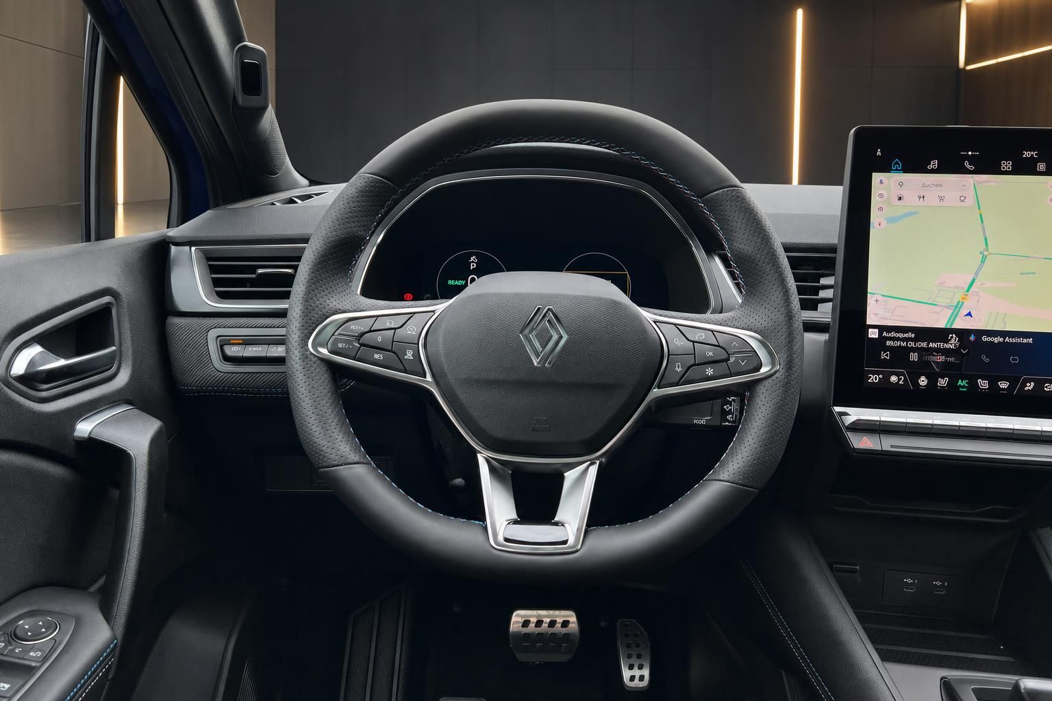 Renault Lenkrad mit Multifunktionstasten und digitales Cockpit Display im Fahrzeug Innenraum