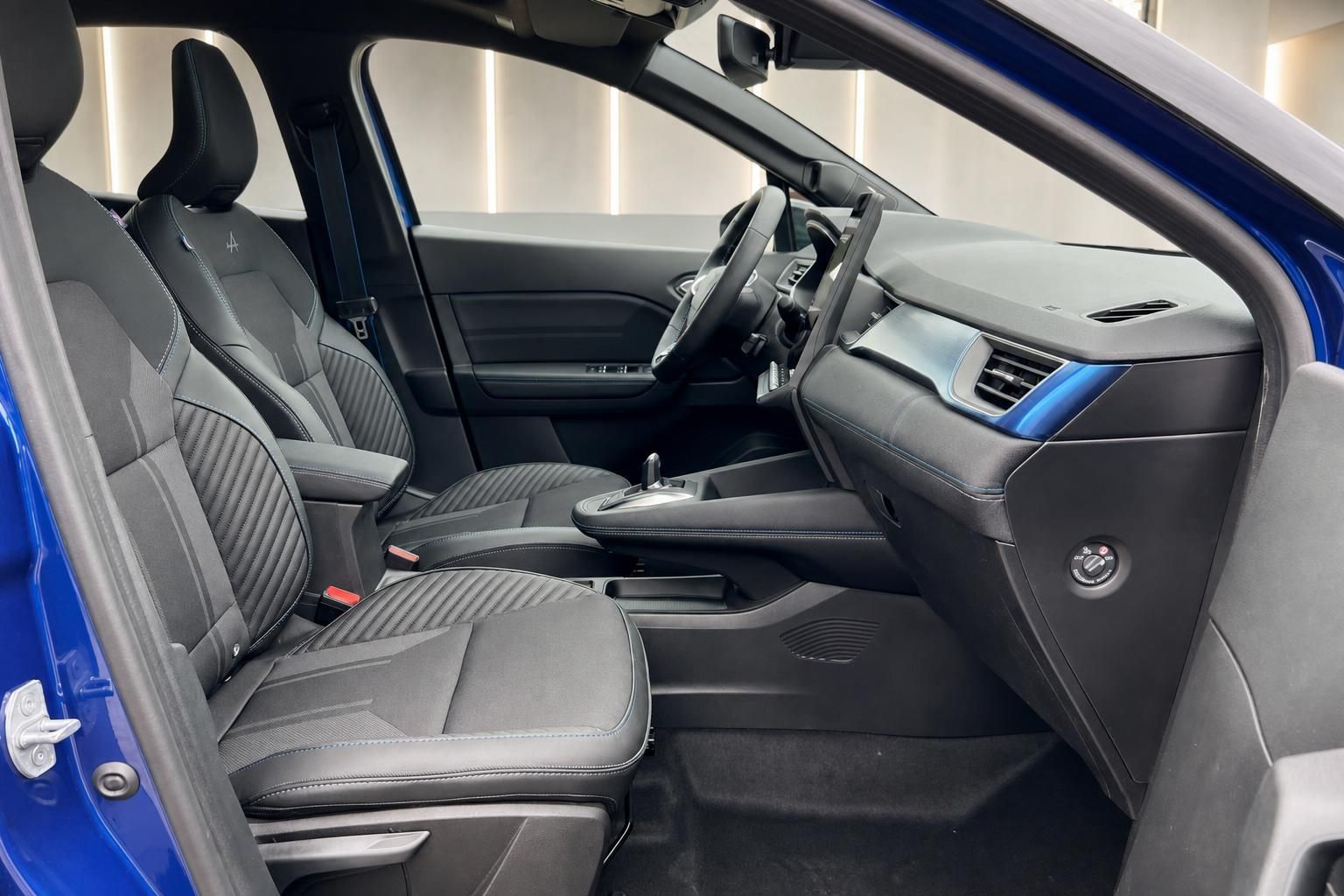Modernes Fahrzeug Interieur mit grauen Sportsitzen und blauen Akzenten im Innenraum
