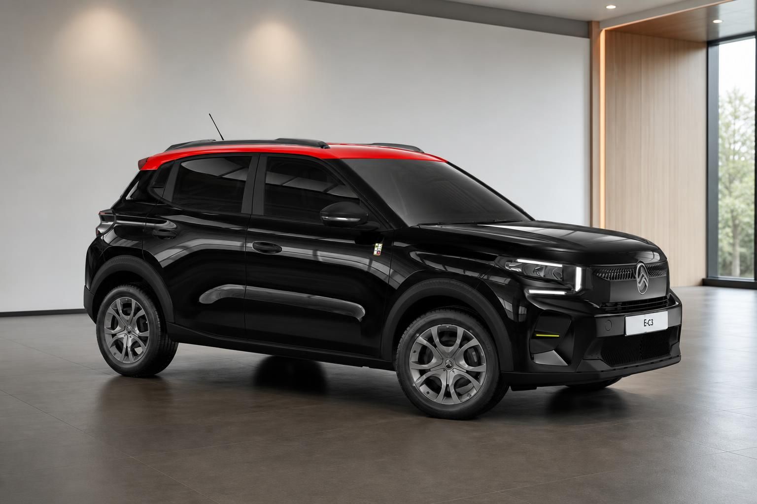 Citroën ë-C3 schwarz mit rotem Dach in modernem Showroom, Seitenansicht vorne