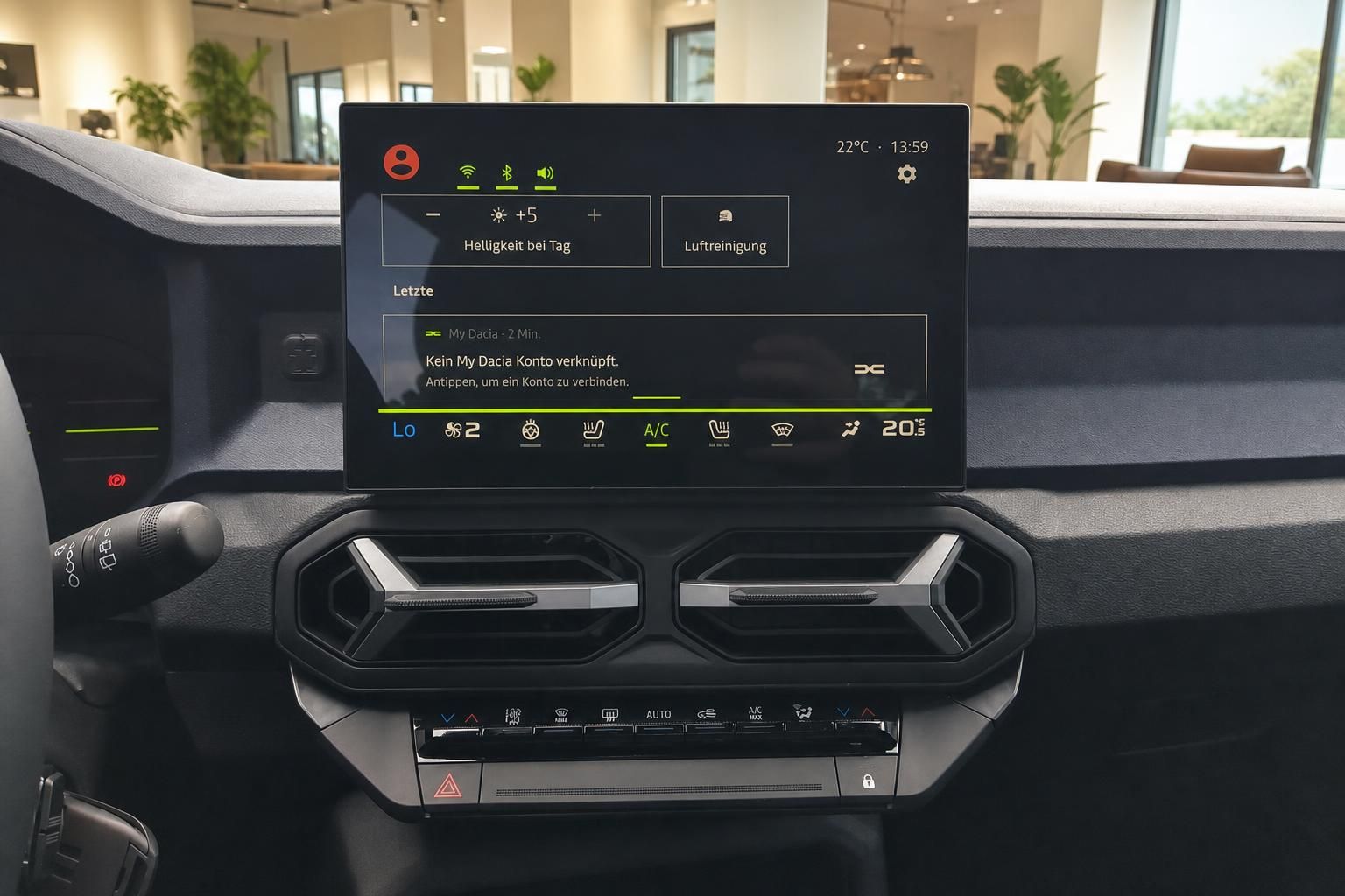 Dacia Infotainment-Touchscreen mit Klimasteuerung und Mittekonsole im Fahrzeuginnenraum