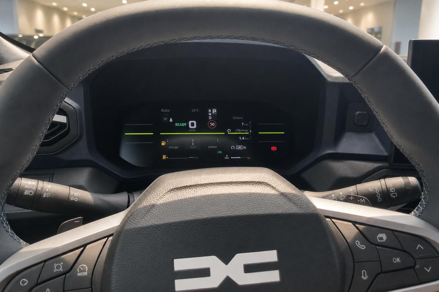 Dacia Innenraum Lenkrad mit digitalem Kombiinstrument und Display – Fahrerassistenzsystem