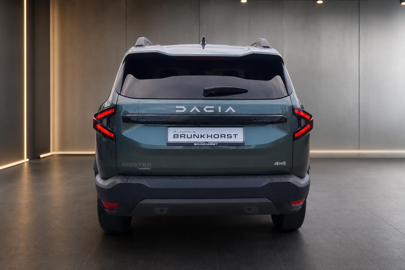Dacia Bigster Hybrid 4x4 SUV grün Heckansicht im Showroom