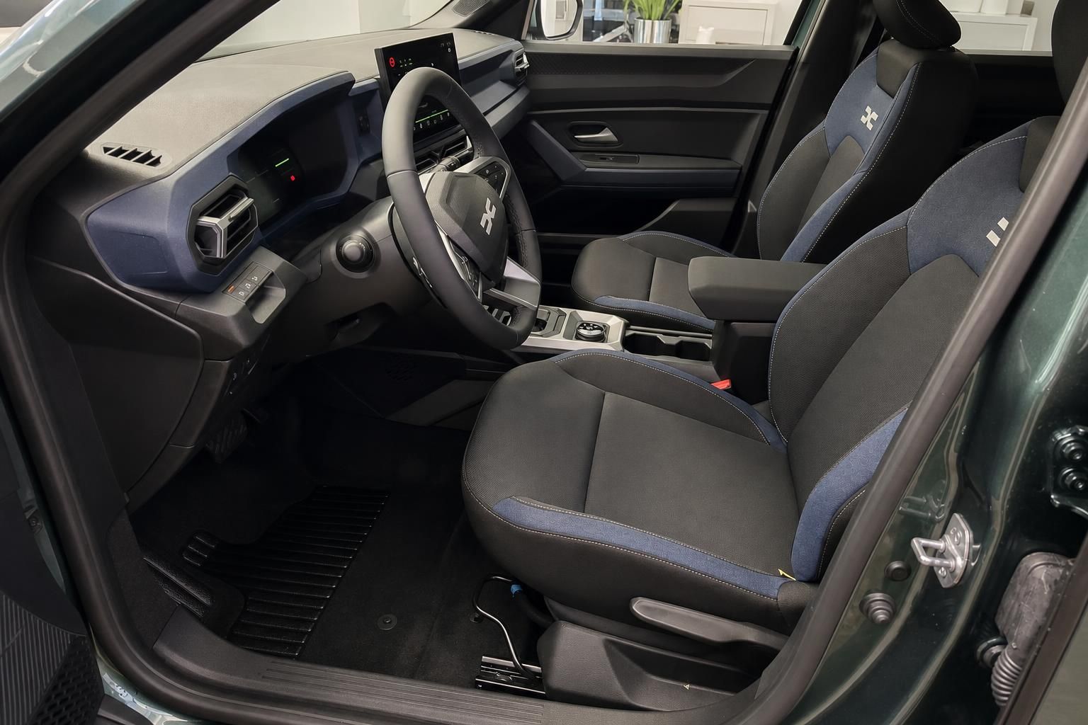 Dacia Bigster Innenraum Fahrersitz und Cockpit mit blau-schwarzen Sitzen