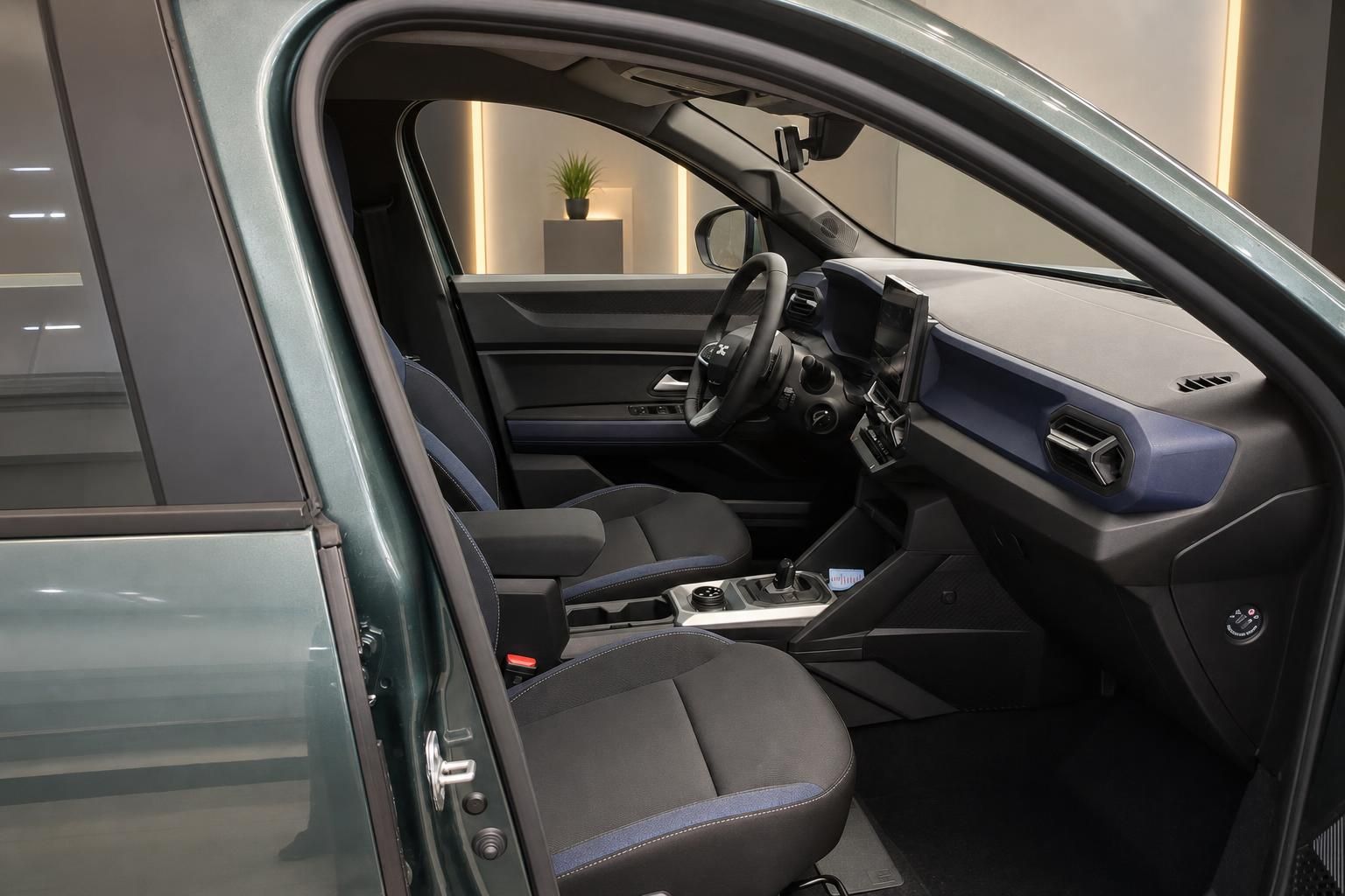 Dacia SUV Innenraum Fahrerseite mit Lenkrad, Infotainment-Display und Vordersitzen