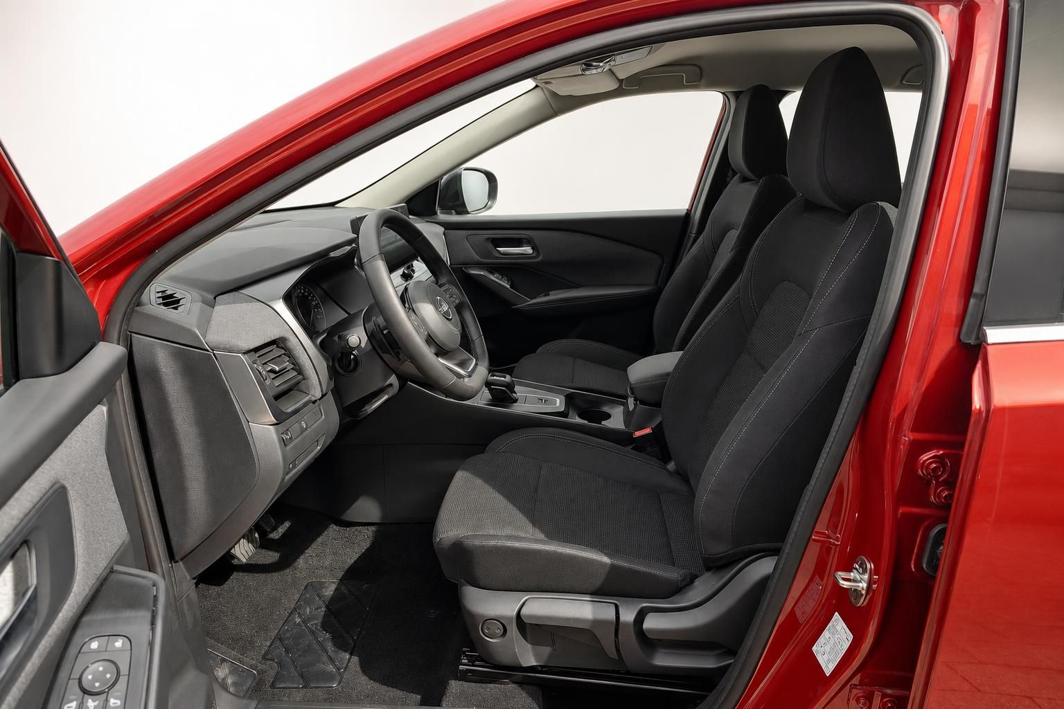 Nissan Qashqai Innenraum, Cockpit und Fahrersitz mit offener Tür