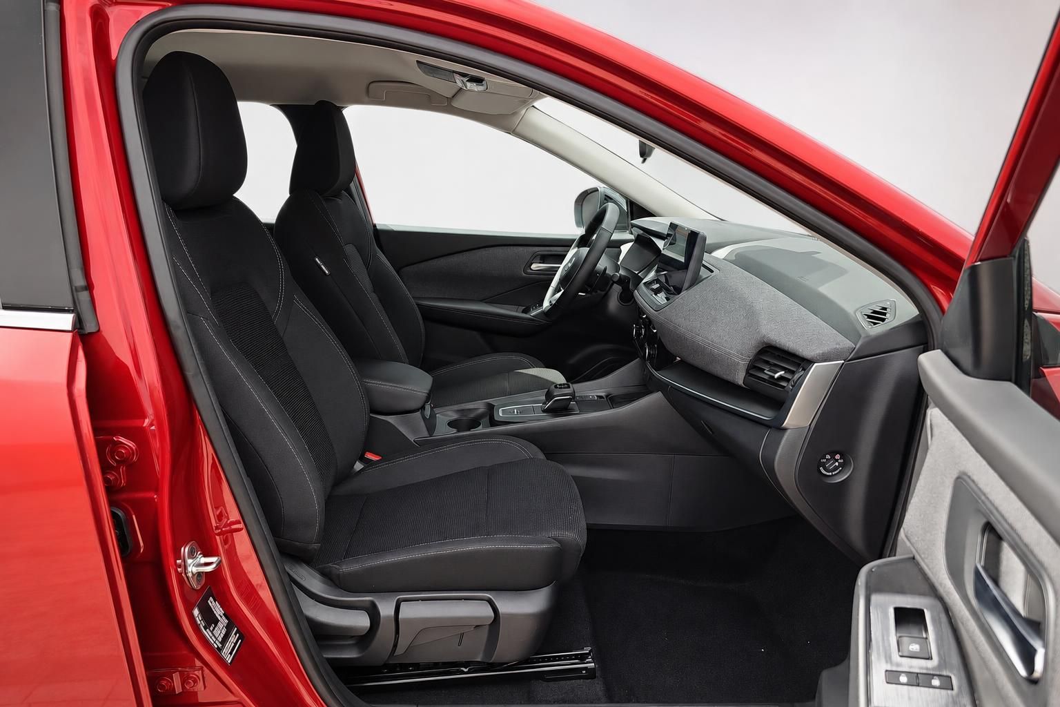 Nissan Qashqai Innenraum, Fahrersitz und Cockpit mit offener Tür