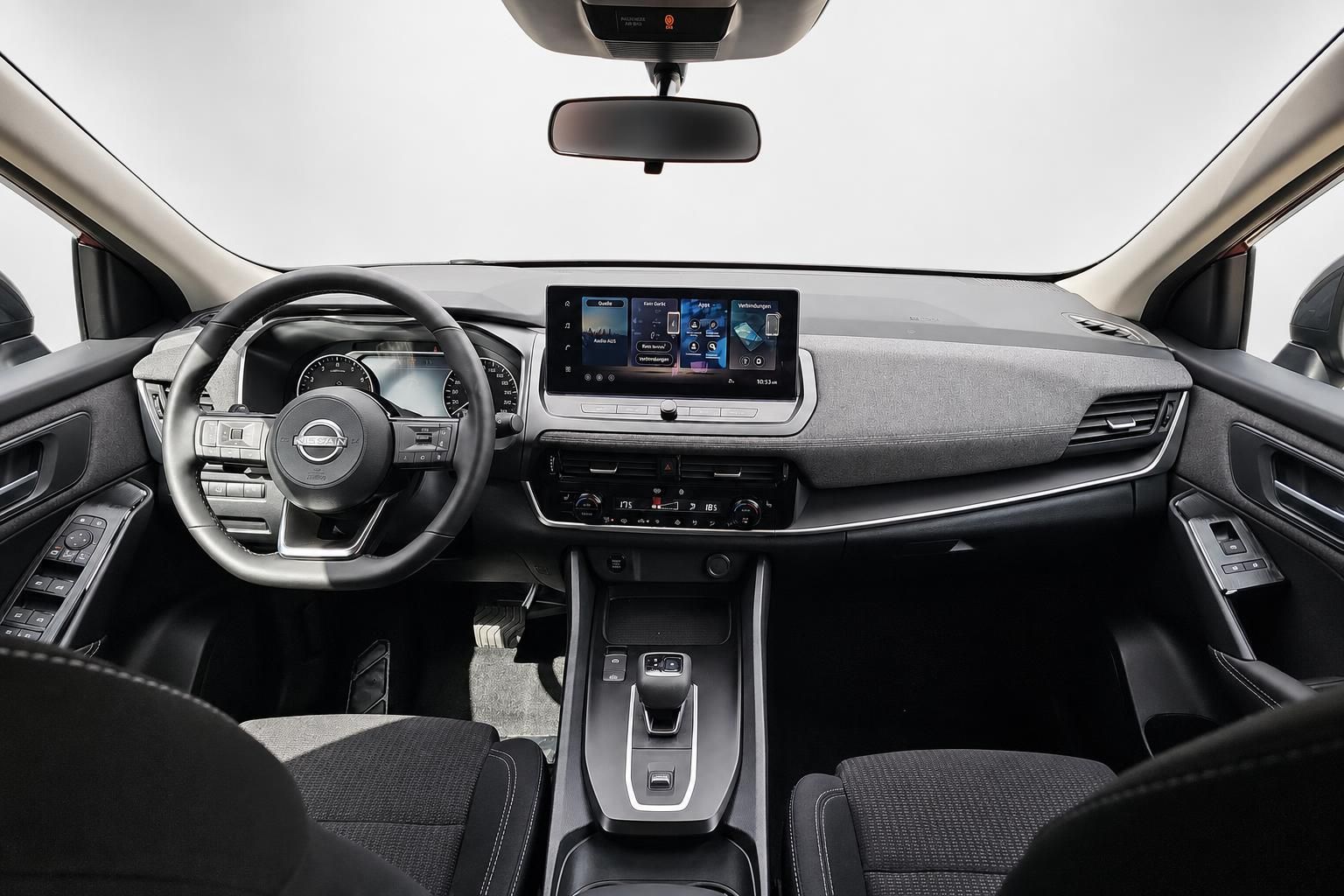 Nissan Innenraum mit Blick auf Lenkrad, Armaturenbrett und Mittelkonsole