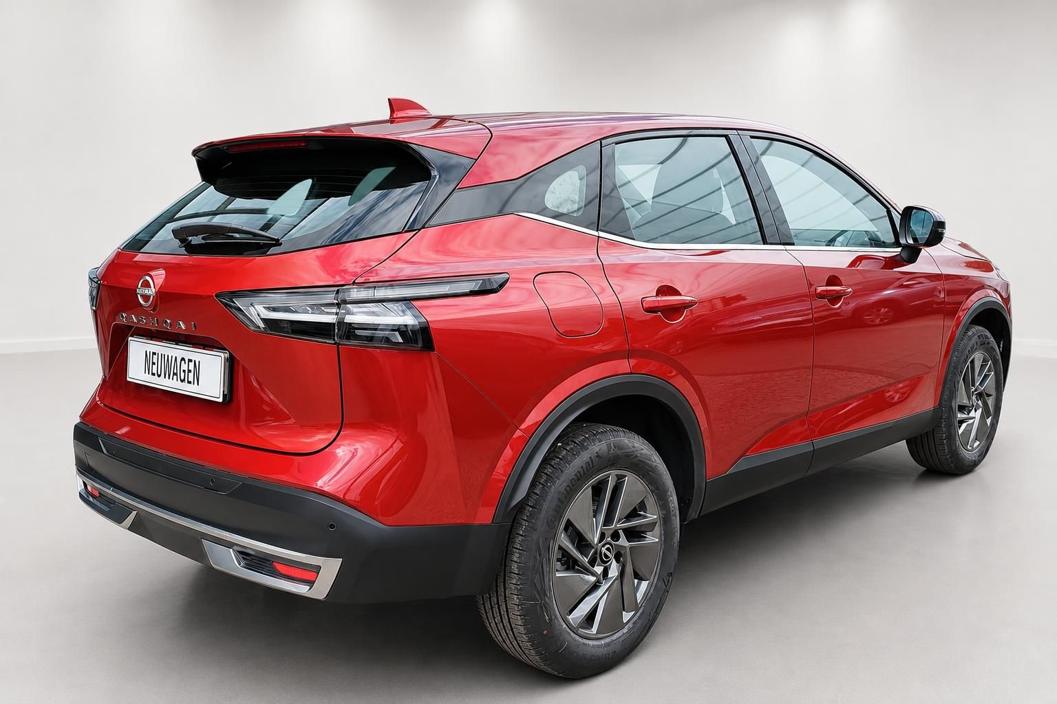 Nissan Qashqai rot, Heck- und Seitenansicht mit Alufelgen im Studio