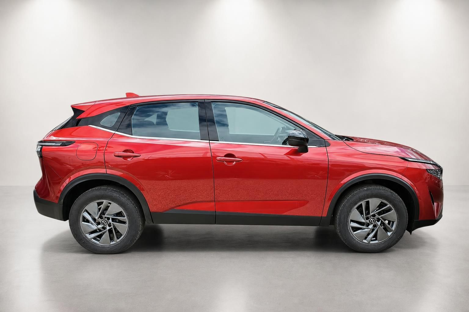 Nissan Qashqai rot, Seitenansicht mit Alufelgen im Studio