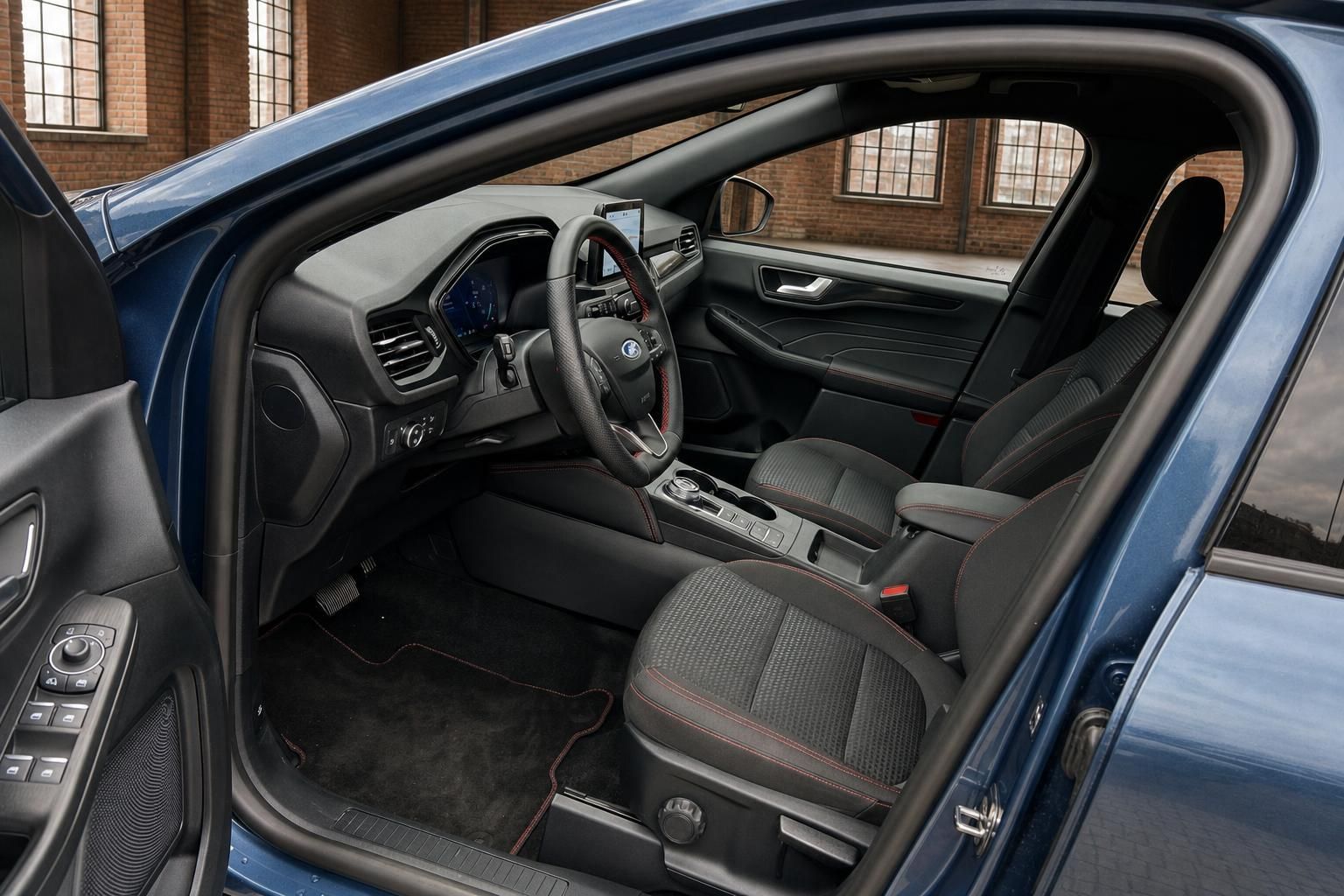 Ford Kuga Innenraum mit Sportsitzen, Lenkrad und Cockpit