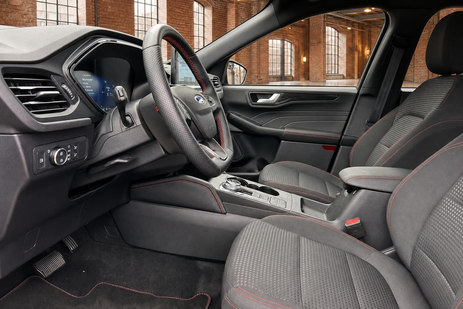 Ford Innenraum Cockpit mit Lederlenkrad und Sportsitzen