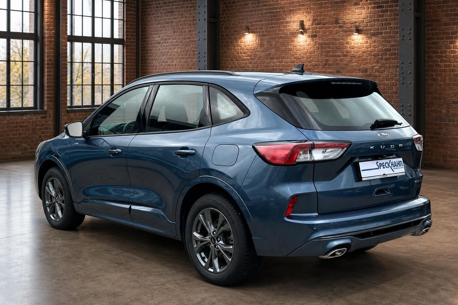 Ford Kuga blau Heck- und Seitenansicht mit Ziegelwand