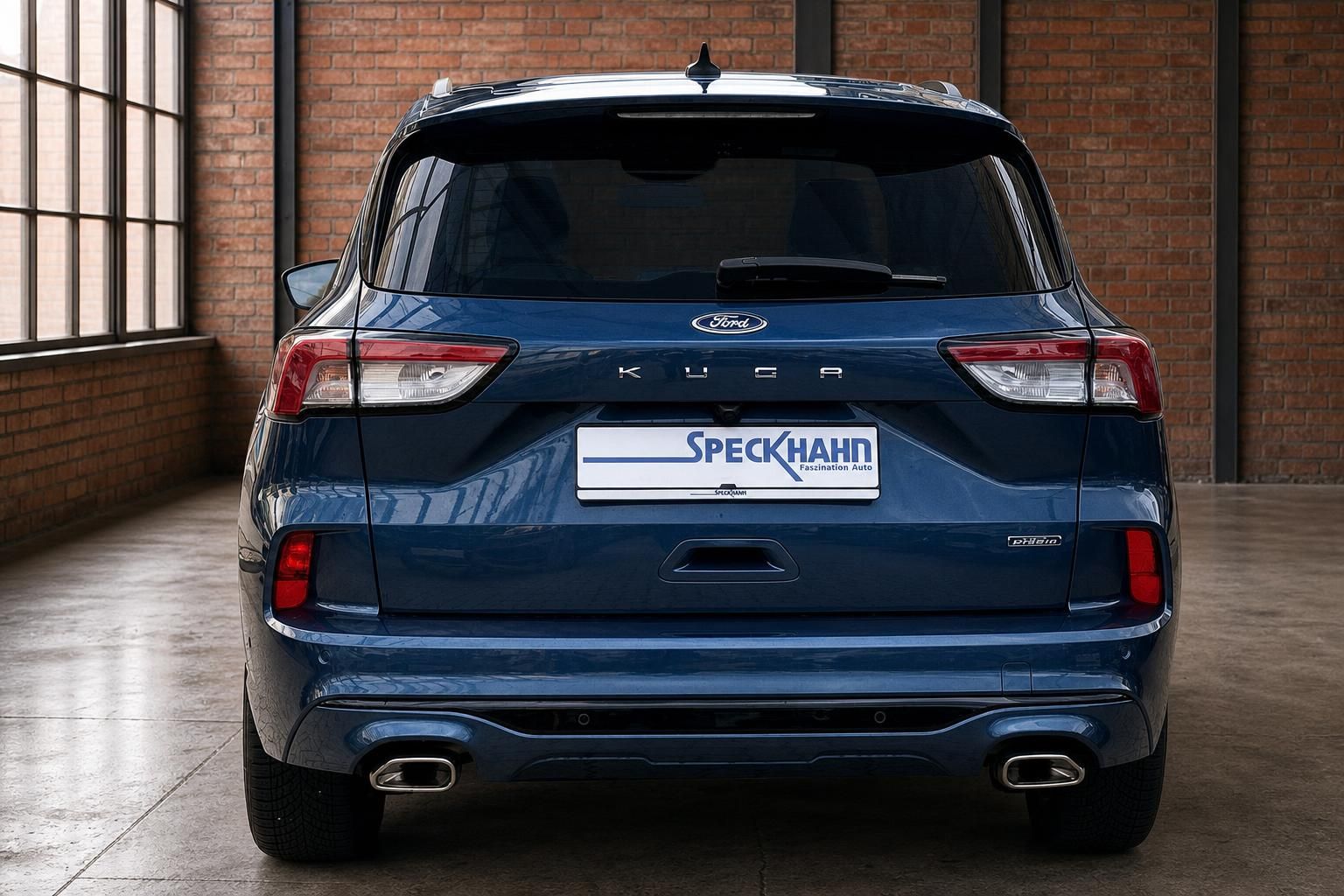 Ford Kuga blau Heckansicht frontal mit Kennzeichenhalter