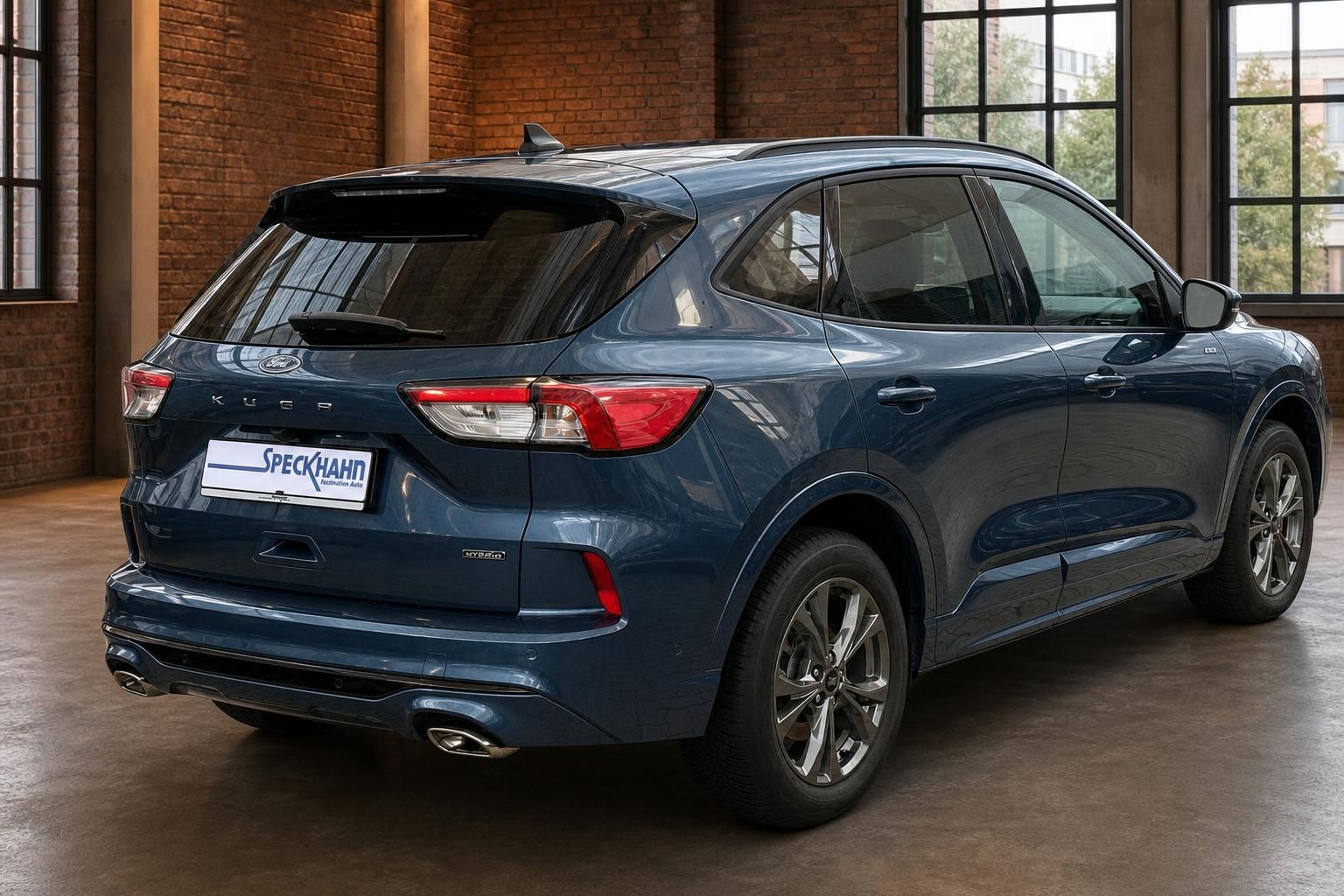 Ford Kuga blau Heckansicht seitlich in Industriehalle