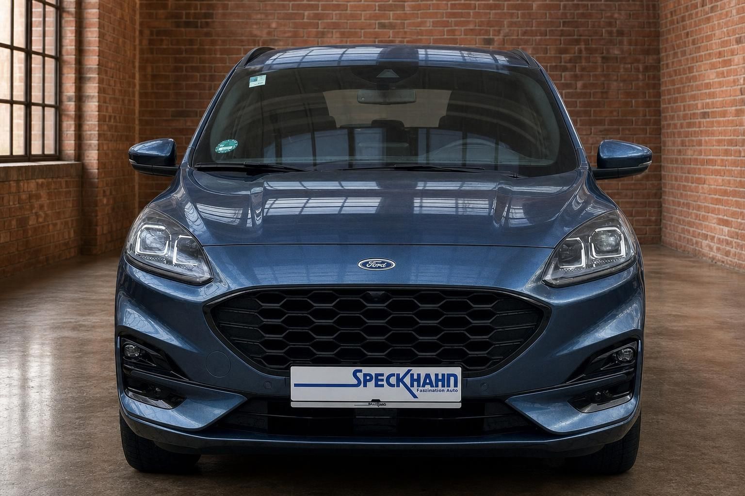 Ford Kuga in Blau, Frontansicht mit Kuehlergrill und LED-Scheinwerfern