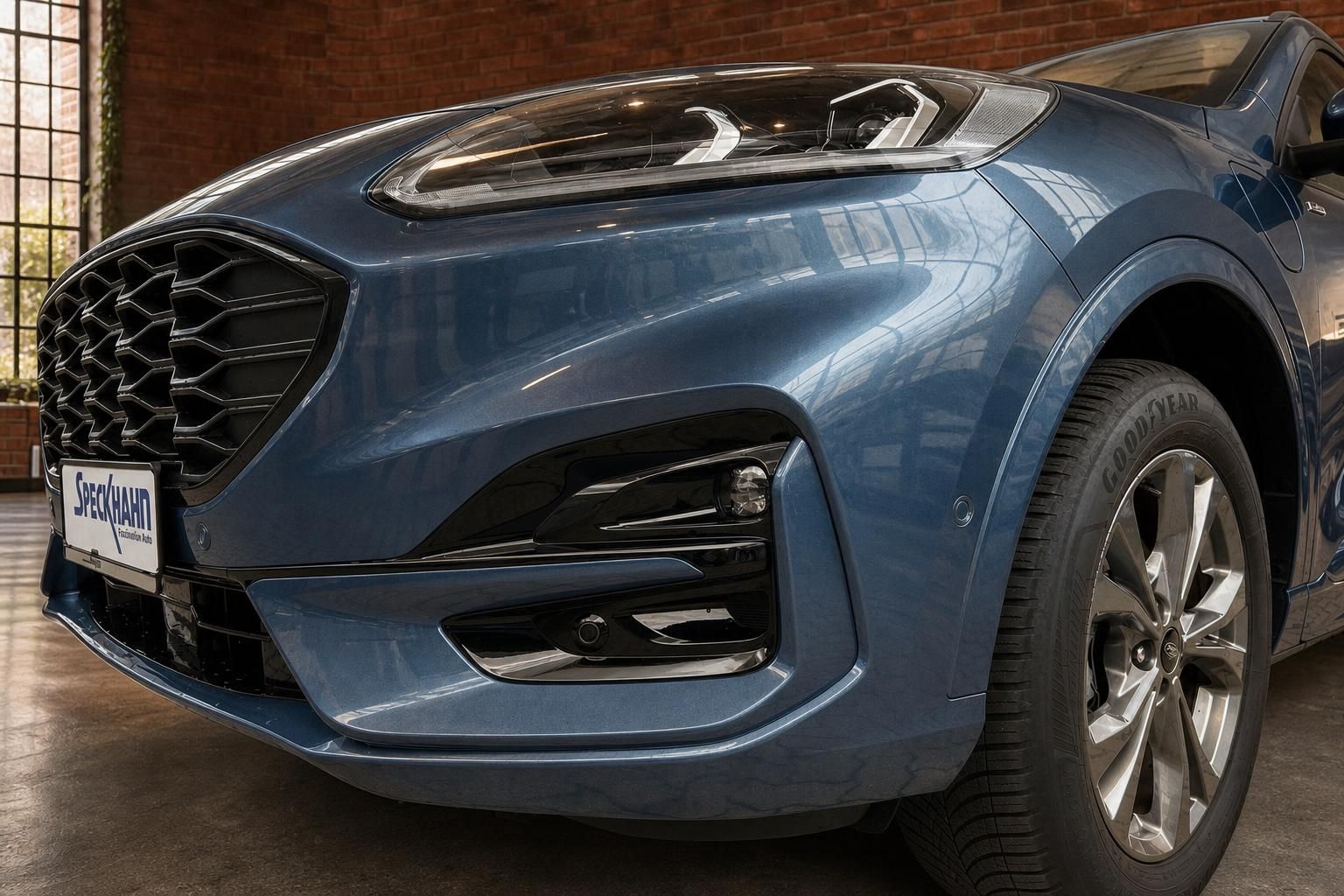 Ford Kuga blau, Detailansicht Frontstossfaenger und LED-Scheinwerfer